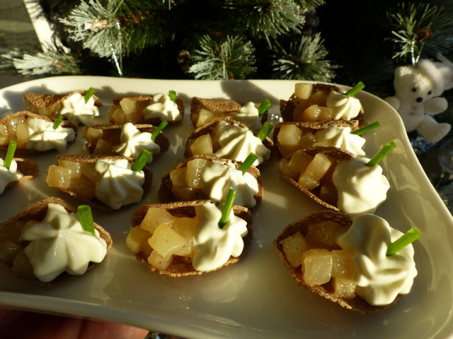 Mini bûches, mousse vanille, insert poire, biscuit noisette et glaçage au  caramel - Philandcocuisine