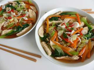 Soupe de nouilles chinoises au poulet et aux légumes