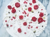 Entremet mousse au yaourt grec et fleur d’oranger, coeur framboise