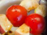 Brochettes de tomates cerises et pomme rouge