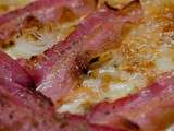 Pizza à l'oignon et au bacon