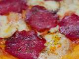Pizza au salami et à l'abondance
