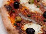 Pizza aux 2 olives, aux anchois et aux câpres