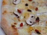 Pizza aux champignons, au Brie et aux baies de goji