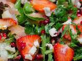 Salade au saumon fumé, aux fraises, à la grenade et au gorgonzola