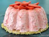 Gâteau mousseux et glacé aux fraises