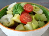 Salade de fèves, tomates, pommes de terre et artichauts