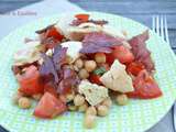 Salade tomates, pois chiches, pita et chips de speck