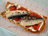 Tartines de tomates rôties et sardines sur crème de feta