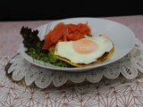 Crêpes de pommes de terre au saumon fumé et œuf au plat