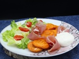 Salade d’abricots rôtis à la burrata et au jambon Serrano