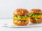 Burgers de pois chiches végétalien avec roquette, concombres marinés et houmous