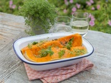 Courge butternut coupée en quartiers avec de l’huile et des herbes au four