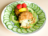 Croquettes d’aiglefin fumé avec cheddar affiné, fraise, avocat, concombre et petits pois