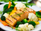Filet de saumon accompagné de choux et carottes