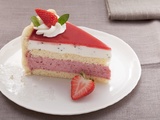 Gâteau à étages aux fraises et au yaourt avec de la crème