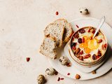 Mont d’Or rôti aux fruits secs et aux œufs de caille