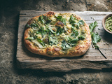 Pizza verte, pesto de chou rave et fromage de chèvre