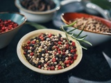 Poivre dans tous ses états : nutrition, bienfaits santé, usages en cuisine et propriétés des différentes variétés