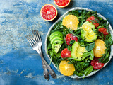 Salade d’agrumes avec légumes verts et orange sanguine