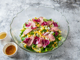 Salade de canard avec légumes verts, chicorée et œufs