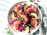 Salade de chou rouge à l’avocat, pamplemousse et grenade