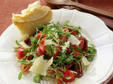 Salade de cresson aux fèves, tomates et parmesan