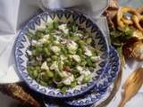 Salade de fèves à la feta et aux oignons rouges