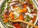 Soupe belge Booyah avec des légumes et de la viande
