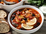 Soupe solyanka à la viande avec des saucisses, des olives et des légumes