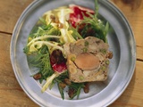 Terrine de faisan aux champignons et pistaches, salade de jeunes pousses et raisins secs