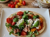 Bruschetta à la confiture de poivrons, straciatella et prosciutto