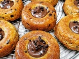 Cookies donuts fourrés à la pâte à tartiner pétillante et au sucre pétillant au chocolat