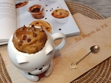 Mug cake au caramel au beurre salé et pépites de chocolat
