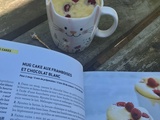 Mug cake aux framboises et chocolat blanc
