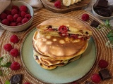 Pancakes géants fourrés framboises, banane et chocolat