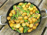 Poêlée aux pommes de terre grenaille, lardons de volaille et asperges vertes