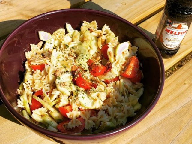 Salade de pâtes au gaspacho de tomate et concombre en gros