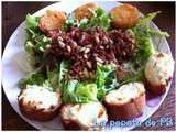 Salade ultra gourmande pignons de pin, lardons grillés, toast au bleu de causse et rösties chauds