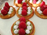 Tartelettes renversées pistache meringues et framboises - Bataille Food #139