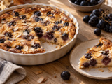 Ce clafoutis aux raisins cache des grains presque confits sous ses amandes dorées