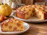 Ce gâteau aux coings cache des dés fondants dans une mie à l’amande