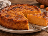 Ce gâteau-flan à la patate douce garde un cœur fondant sous sa croûte brunie