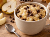 Ce mug cake cache des dés de poire fondants sous ses pépites de chocolat