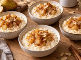Ce riz au lait aux poires caramélisées reste crémeux sans ajouter de crème