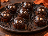 Ces muffins araignées au chocolat déploient leurs pattes de réglisse pour Halloween
