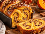 Cette brioche au potimarron déroule ses spirales de cannelle à la première tranche