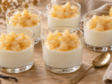 Cette panna cotta au yaourt reste crémeuse sous ses poires vanillées