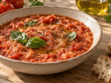 Cette soupe toscane transforme tomates congelées et pain rassis en un dîner généreux