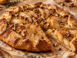 Cette tarte aux poires se replie sans moule autour d’un cœur fondant aux noix